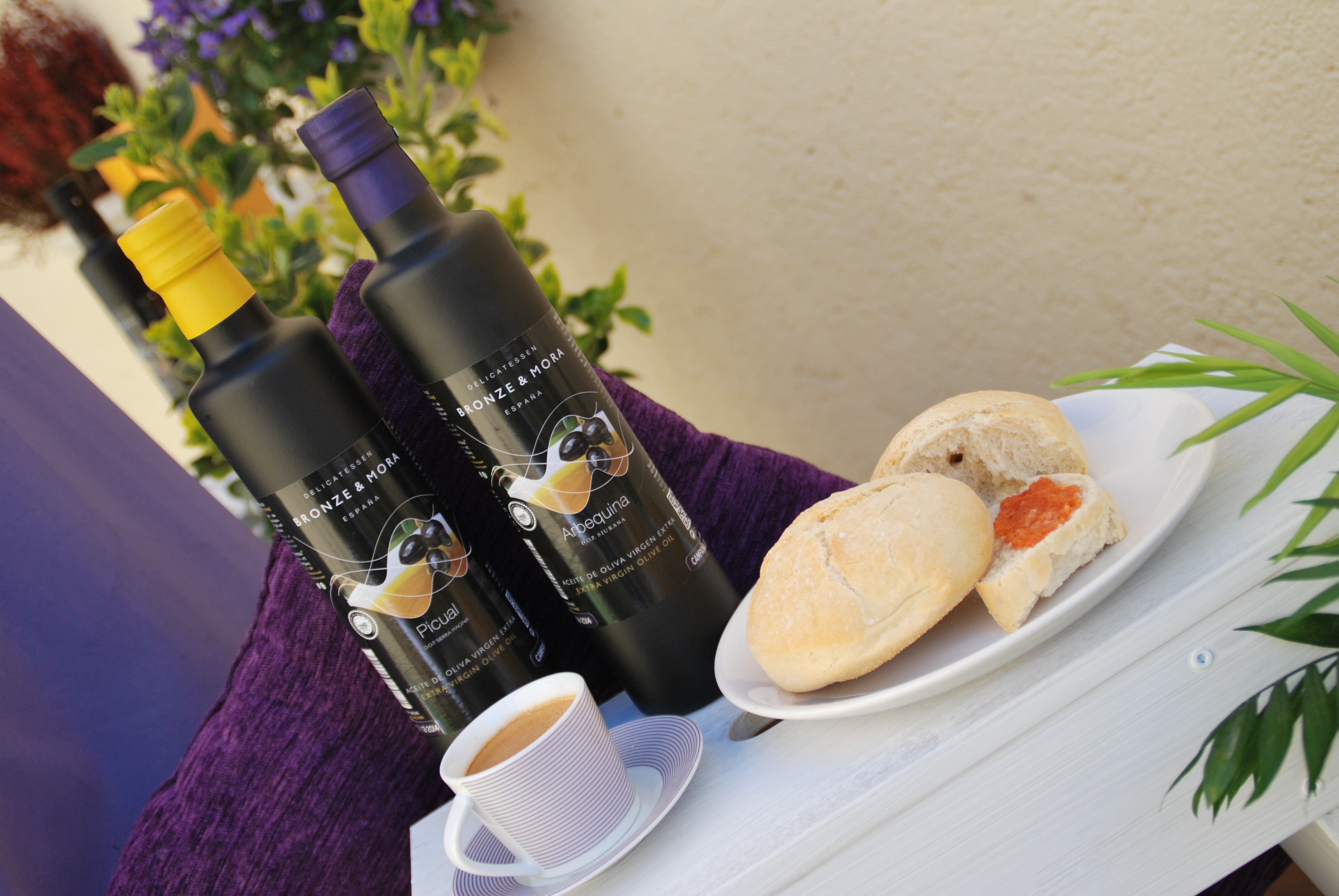 Desayuno-mediterraneo-con-aceite-de-oliva-aove-Bronze-&-Mora-estuches-de-maridaje-para-regalar
